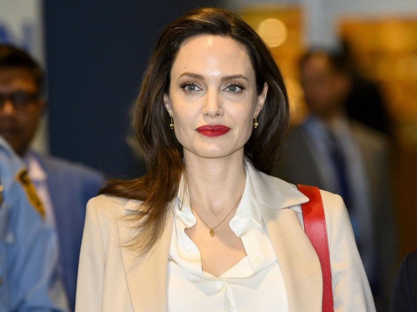 Angelina Jolie i bashkohet Instagram-it dhe shkak u bë letra e një vajze afgane