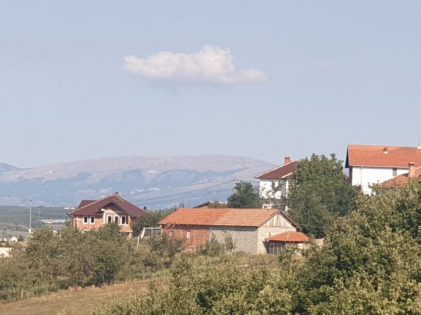 Ish-snajperisti publikon pamje të fshatit ku ishte i vendosur Shtabi i UÇK-së: Ja si na sulmonte ushtria serbe