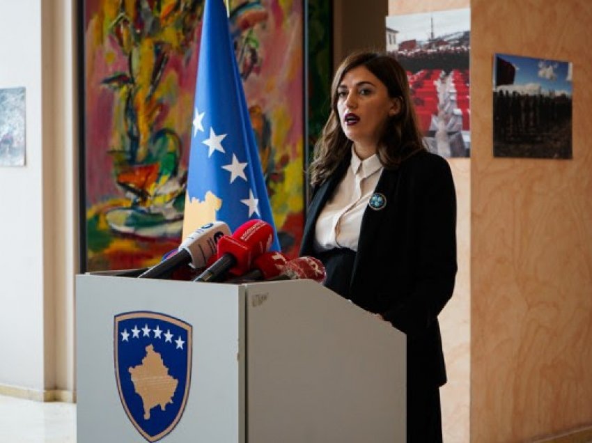 Ministrja ​Haxhiu reagon për vrasjen e 18 vjeçares në Ferizaj