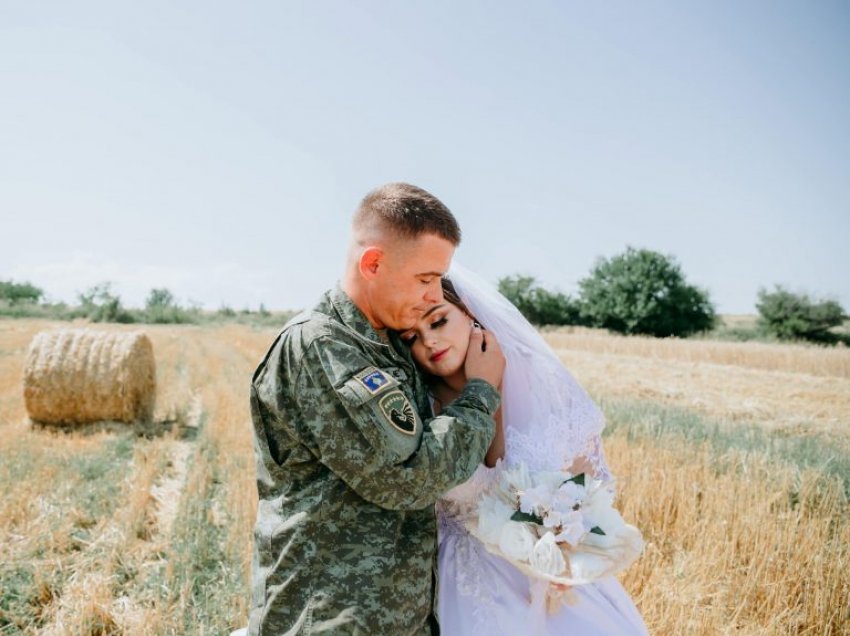 Ushtari i FSK-së me uniformë edhe në ditën e martesës