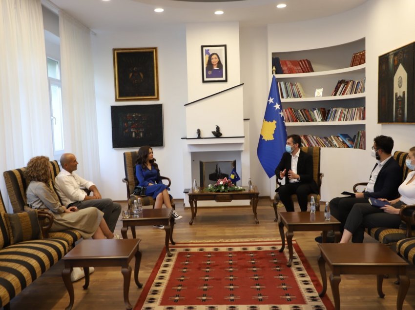 Ministri Çeku takohet me këngëtaren Erza Muqoli