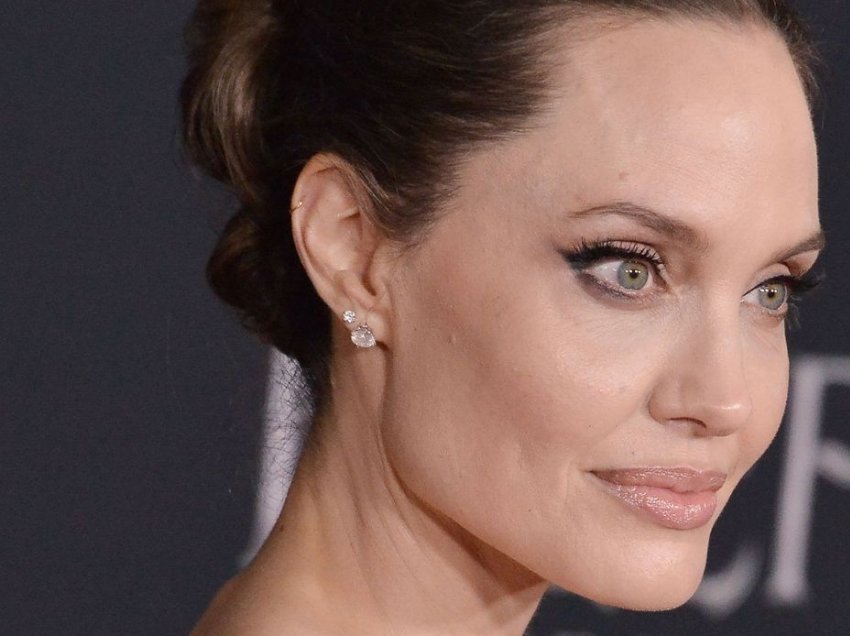  Angelina Jolie është bërë përdoruesja më e shpejtë që ka arritur një milion ndjekës në Instagram