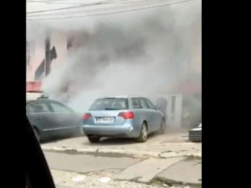 Përfshihet nga zjarri një market në Prishtinë