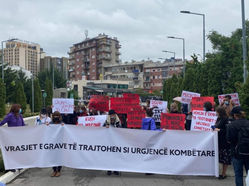 Albulena Haxhiu proteston para ministrisë që drejton
