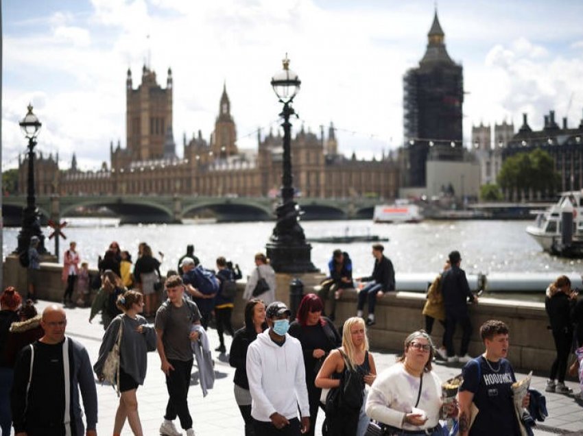 Britanikët kritikojnë reagimin e qeverisë ndaj pandemisë
