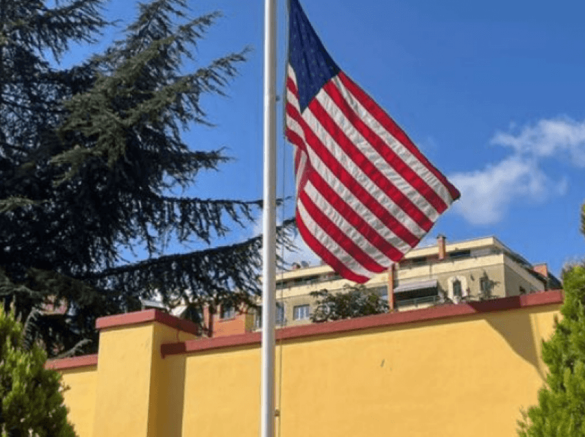 Flamuri në Ambasadën Amerikane ulet në gjysmë shtizë: Vajtojmë ushtarët që humbën jetën në sulmin e Kabulit