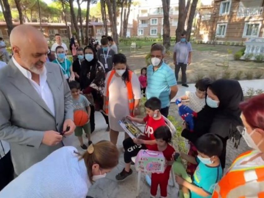 Rama viziton 121 afganët në Durrës, shpërndan lodra për fëmijët