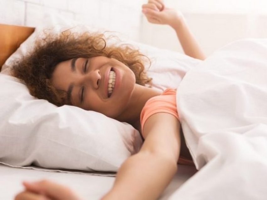 Çfarë i ndodh lëkurës kur ti je në gjumë, ndryshimi i ditës dhe i natës