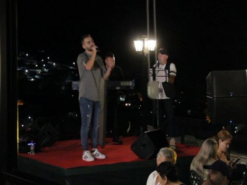 Emigranti që u bë këngëtar në Greqi/ 22 vjeçari shqiptar shkëlqeu në “The Voice”