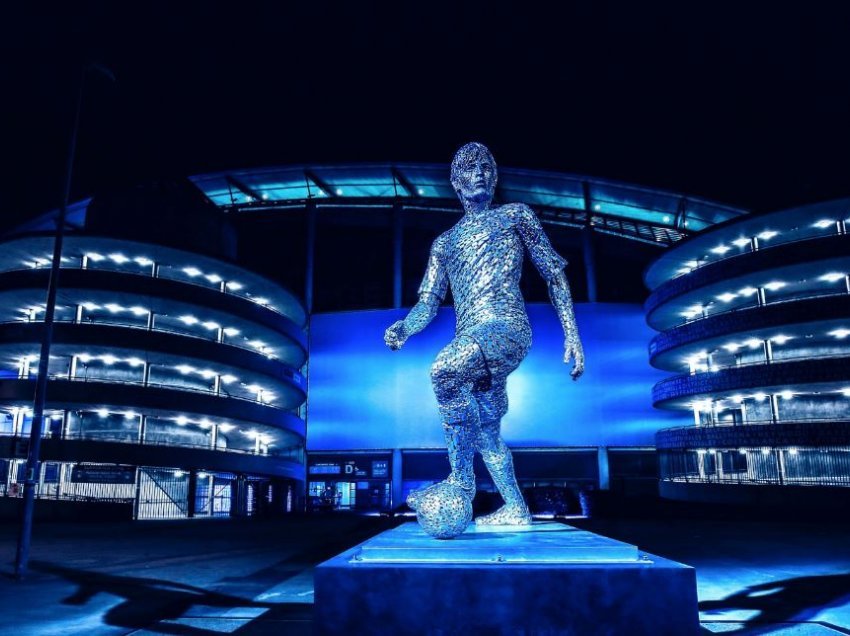 Manchester City vendos statujat e dy legjendave të klubit në “Etihad Stadium”