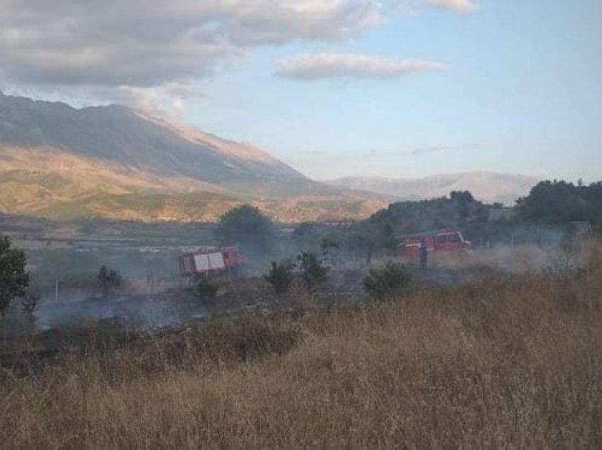 Vatër e re zjarri në Gjirokastër, merr flakë fusha e fshatit Shtëpëz