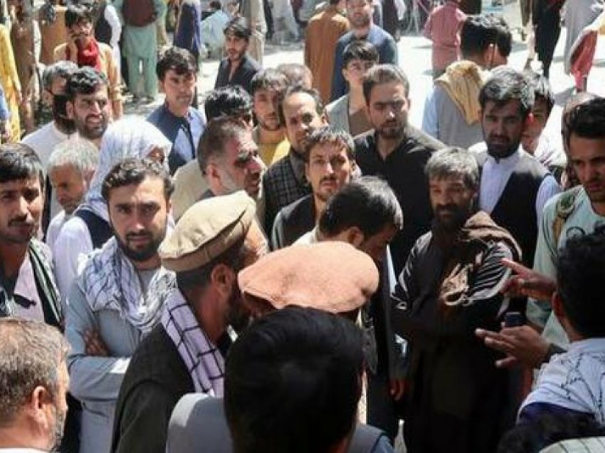 “Kam 10 ditë që nuk marr rrogën”/ Shpërthejnë protestat jashtë bankave në Kabul