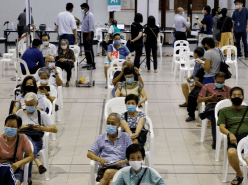 Singapori vaksinoi me dy doza 80 për qind të popullsisë kundër COVID-19