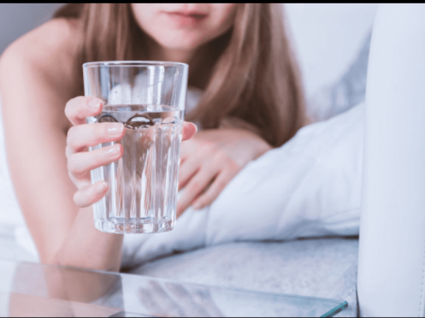 Mësoni arsyen shkencore pse nuk duhet të pini ujë para se të flini