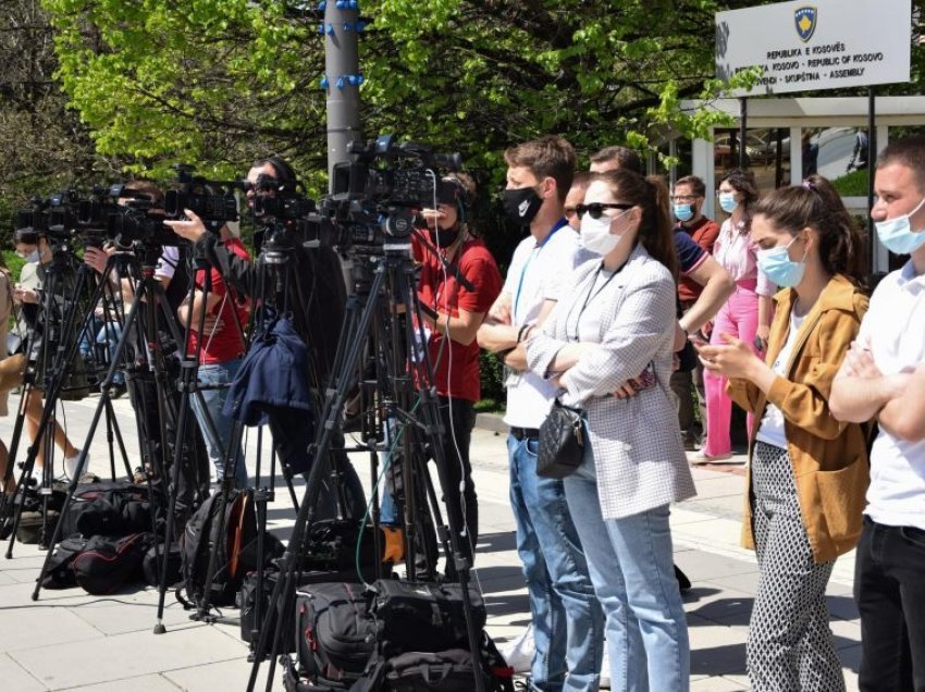 AGK: Gazetarët mund të lëvizin lirshëm gjatë orës policore, me vete u duhen këto dokumente