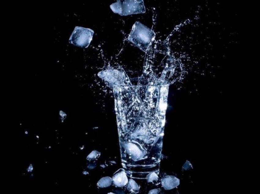 ​Çfarë ndodh në trup kur pini ujë shumë të ftohtë?