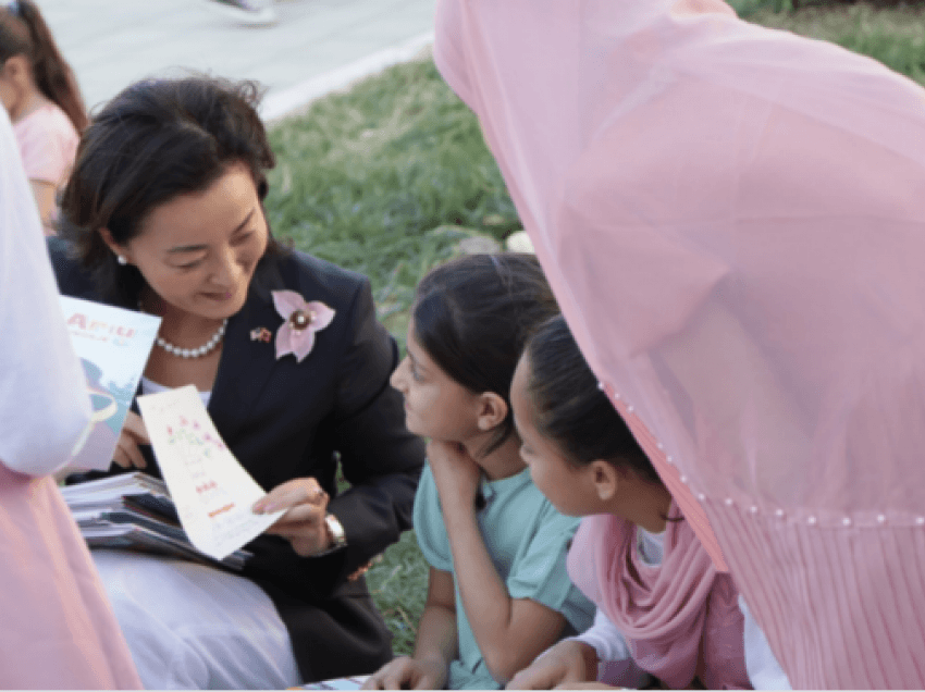 Ambasadorja Yuri Kim viziton afganët, vajza e vogël e emocionon me dhuratën simbolike