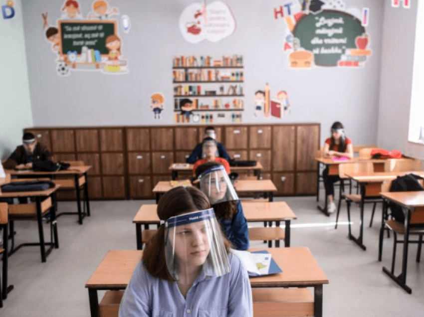 ISHP publikon udhëzuesin për shkollat: Këshillon mbajtjen e maskës gjatë orëve të mësimit