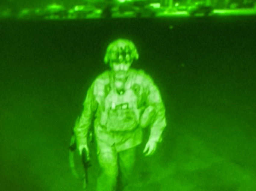 Imazhi i ushtarit të fundit amerikan që u largua nga Afganistani