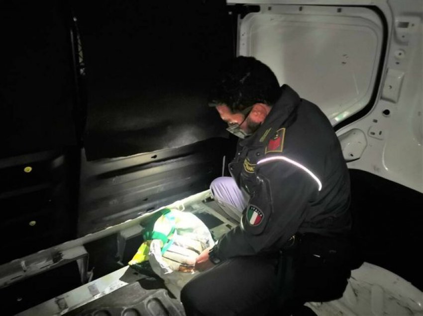 Itali/ Si i zbuloi qeni 1.5 mln euro kokainë të fshehur në furgonin e shqiptarit