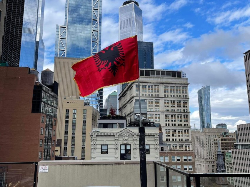 Flamuri kuq e zi - u valvit edhe në Wall Street - distriktin e madh financiare në New York City