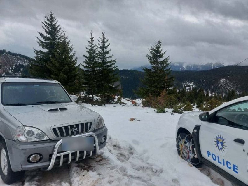 Policia viziton banorët e ngujuar nga bora në Rugovë