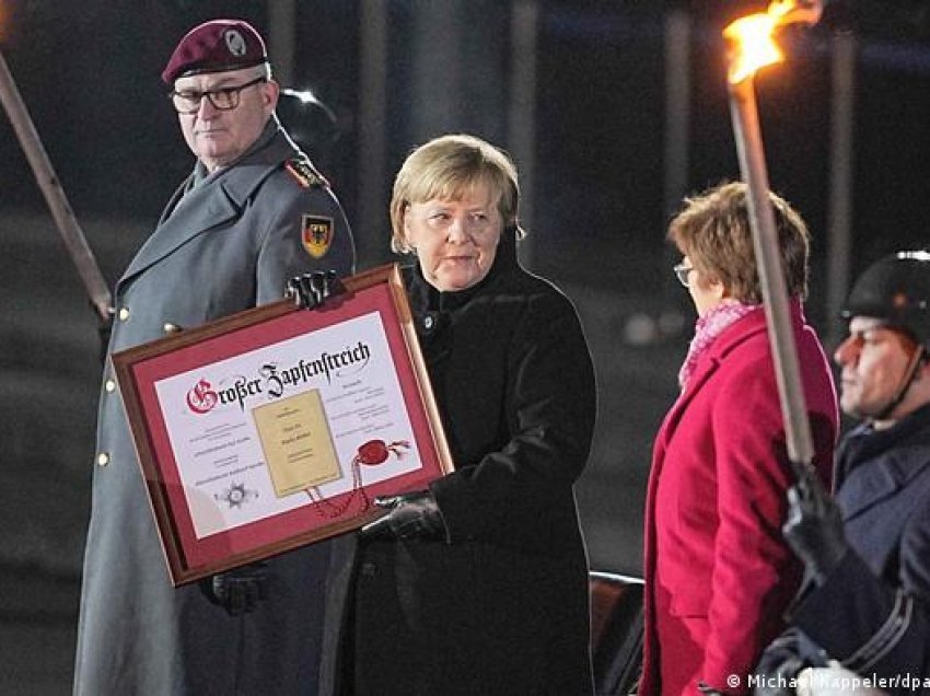 “Me gaz në zemër” - Kancelarja gjermane largohet me nderime ushtarake