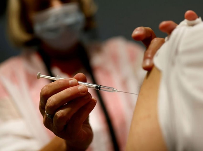 “Me dorë silikoni”, italiani shkoi të vaksinohej vetëm për certifikatën e vaksinimit
