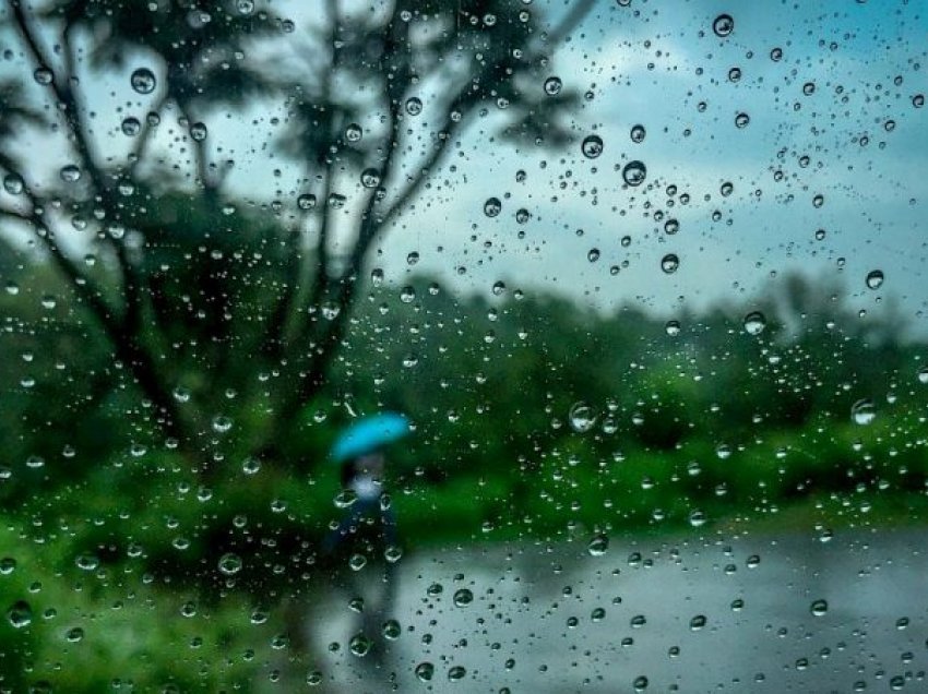 Si të qëndroni të motivuar në një ditë me shi? Gjëra të vogla që do t’ju ndryshojnë rutinën