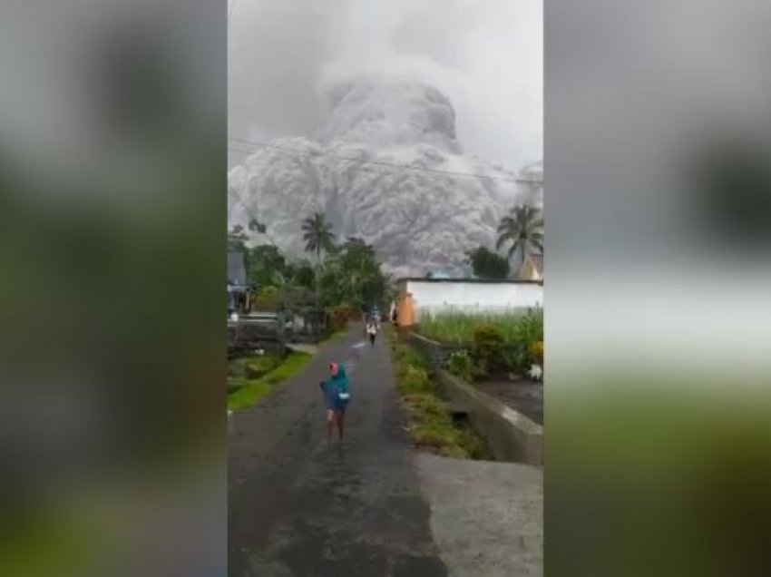 Pamje të reja/ Shpërthimi i fuqishëm i vullkanit në Indonezi: Vdes një person