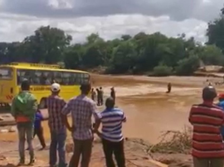 Autobusi zhytet në lumin Kenia, vdesin 23 persona