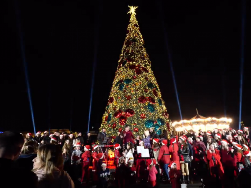 Atmosferë festive në kryeqytet, ndizen dritat e pemës në “Sheshin Skënderbej”