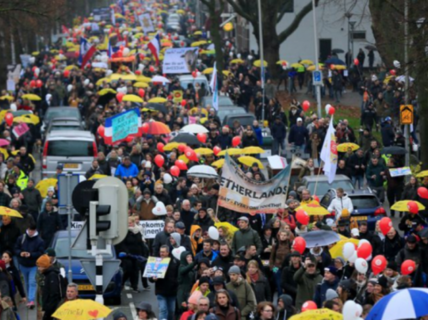 Mijëra holandezë kundër masave kufizuese 
