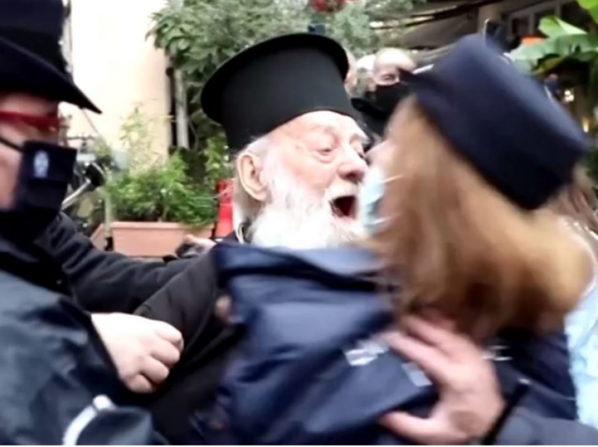 Incident në Greqi/ Prifti sulmon Atin e Shenjtë: Papa, je heretik