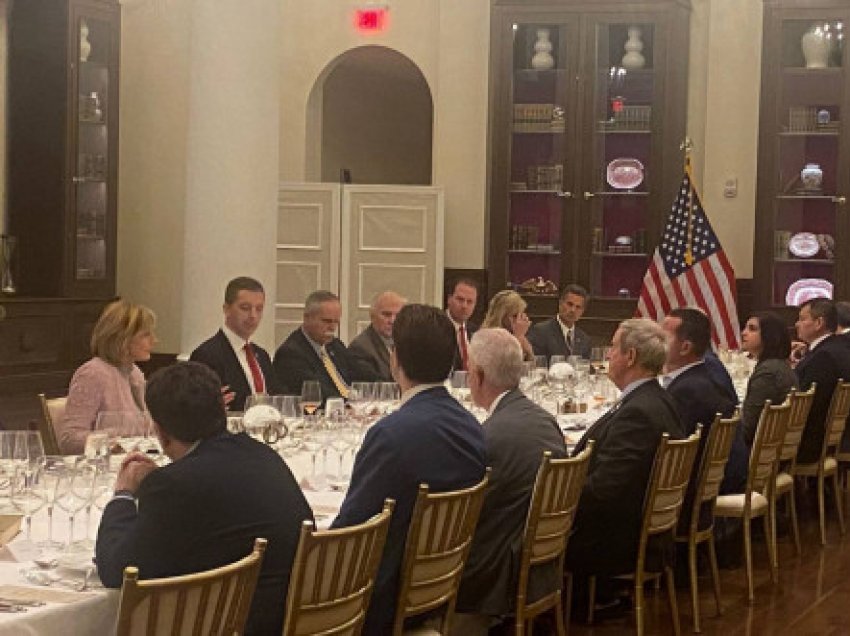 Po kërkon t’i ndreq punët me Amerikën, Vuçiq u shtron darkë kongresmenëve dhe Grenellit në Washington