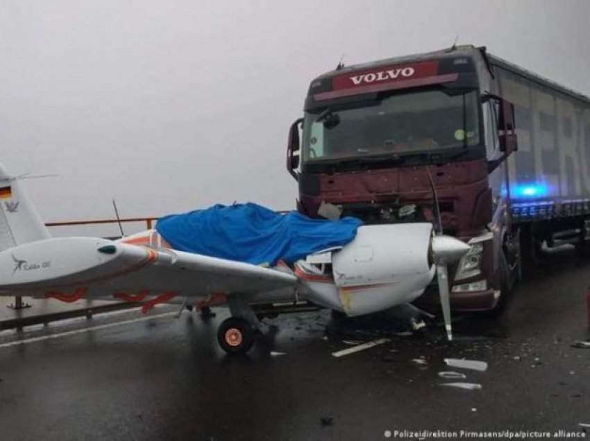 E frikshme: Piloti bën ulje emergjente në urë të autostradës, përplaset me një kamion