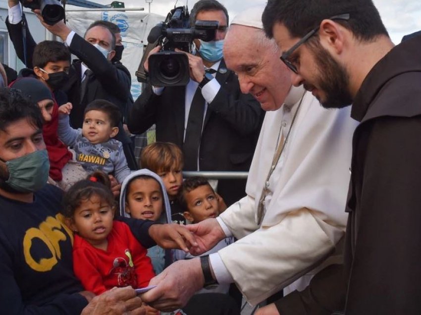 VOA: Papa Françesku kritikon Evropën për krizën e emigrantëve