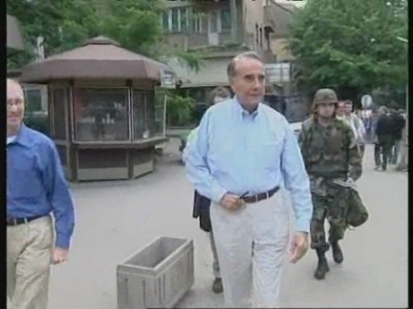 Video emocionuese: Shqiptarët rrethojnë senatorin Bob Dole/ Ky ishte premtimi i tij menjëherë pas çlirimit të Kosovës