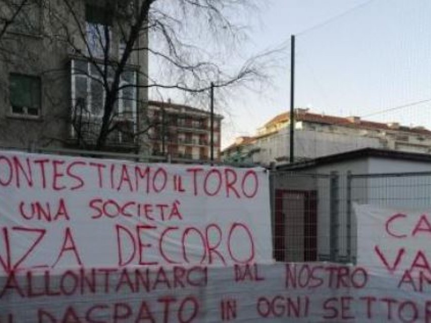 Tifozët e Torinos protestojnë kundër presidentit
