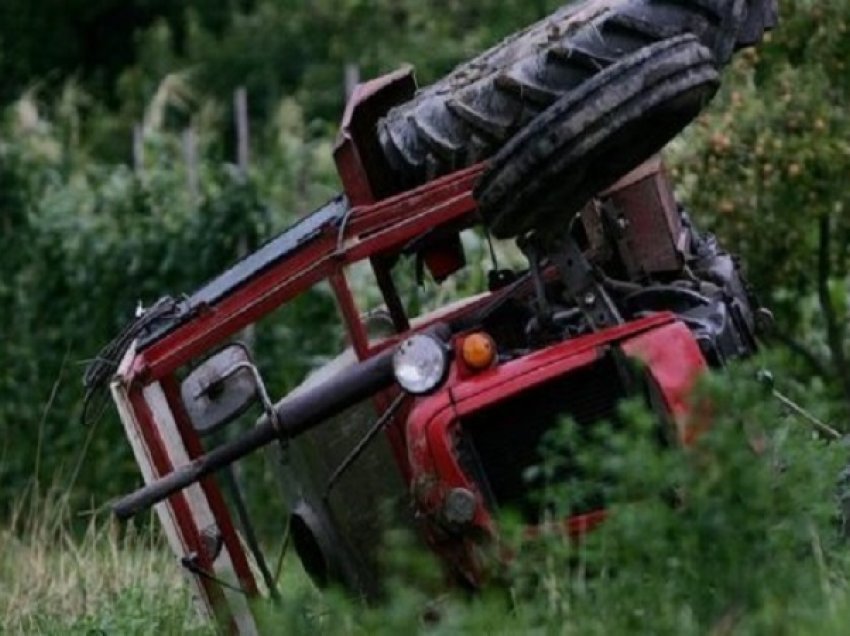 Traktori përmbyset për shkak të lagështirës/ Ndërron jetë 55-vjeçari, dëmtohet vajza e mitur