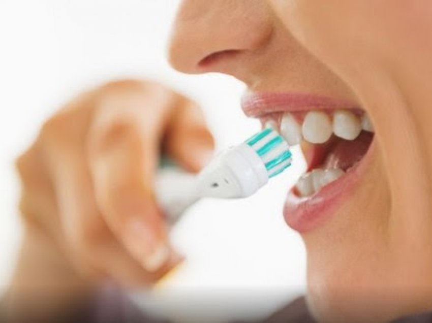 ​Dentistët paralajmërojnë: Kjo është koha e ditës kur nuk duhet të lani kurrë dhëmbët