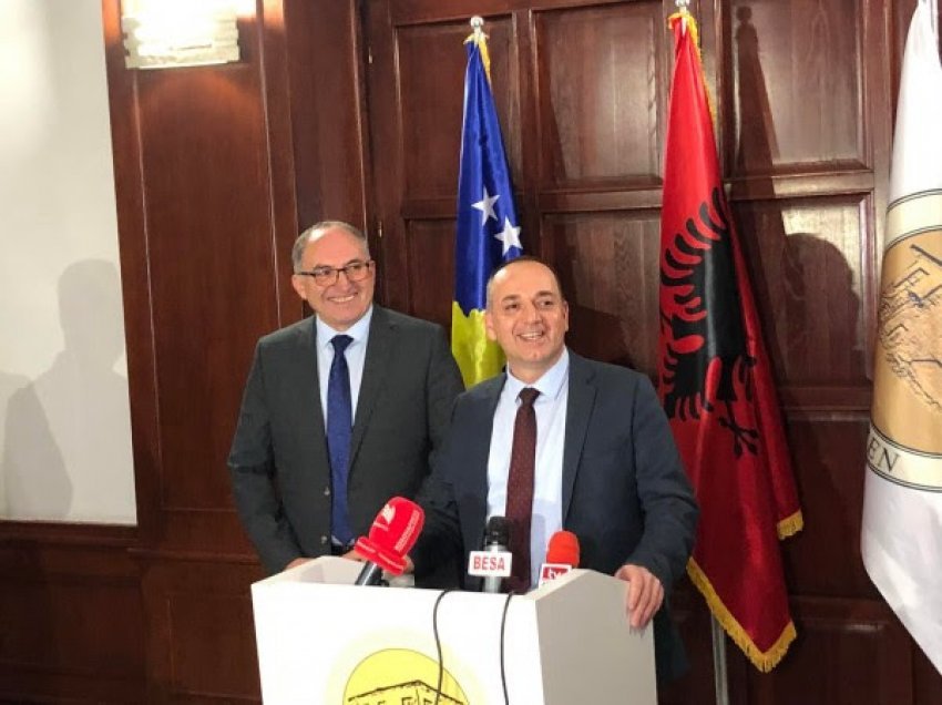 ​Shaqir Totaj merr detyrën e kryetarit të Prizrenit