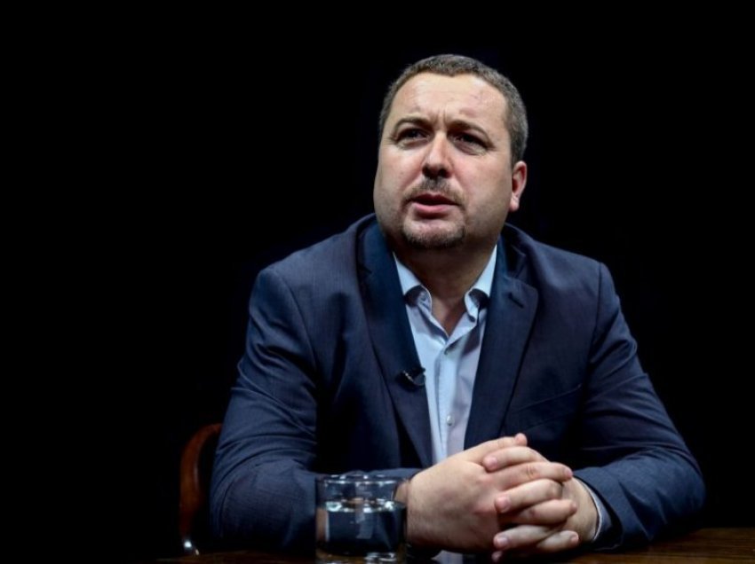 Reagon Latifi, përmend tenderët e dhënë nga qeveritë e Kosovës për kompanitë mafioze të Radojçiqëve e Veselinoviçëve