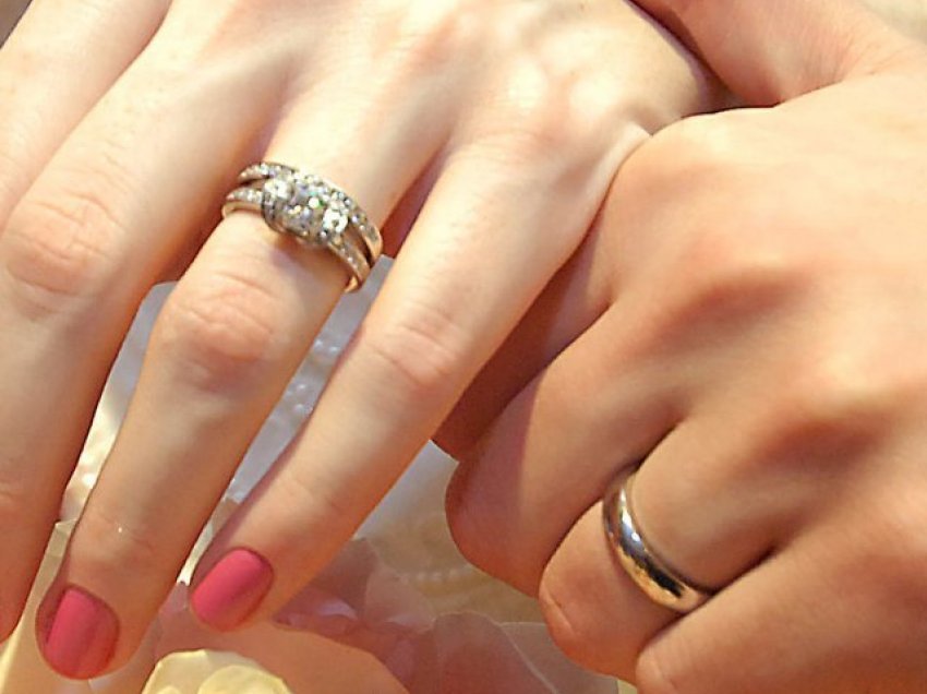 Çfarë kuptimi ka unaza e martesës në ëndërr? Zbuloni ‘fatin’ në rrethin e artë