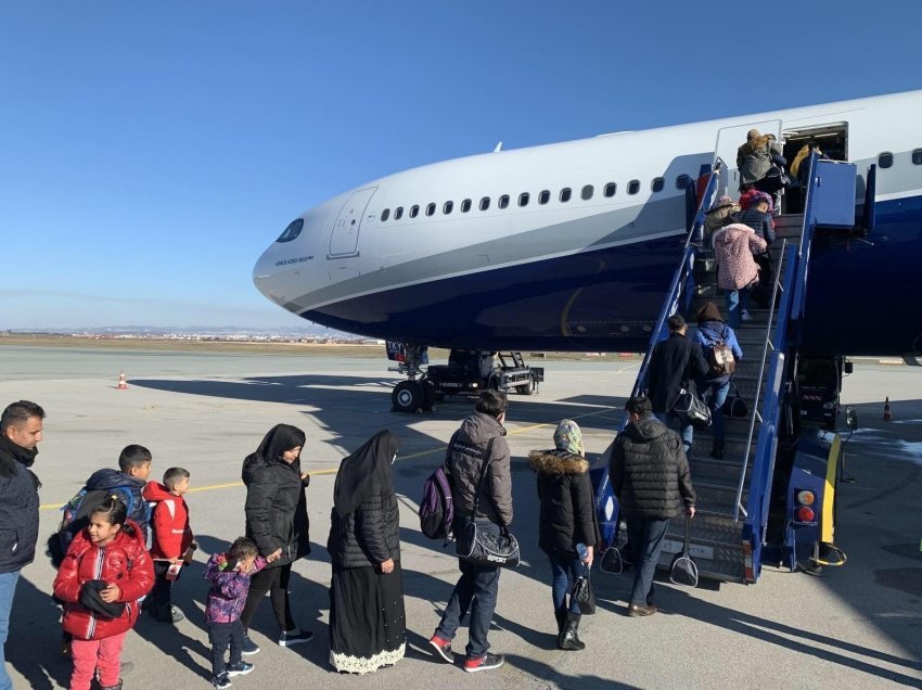 Edhe 265 afganë largohen nga Kosova drejt Kanadasë