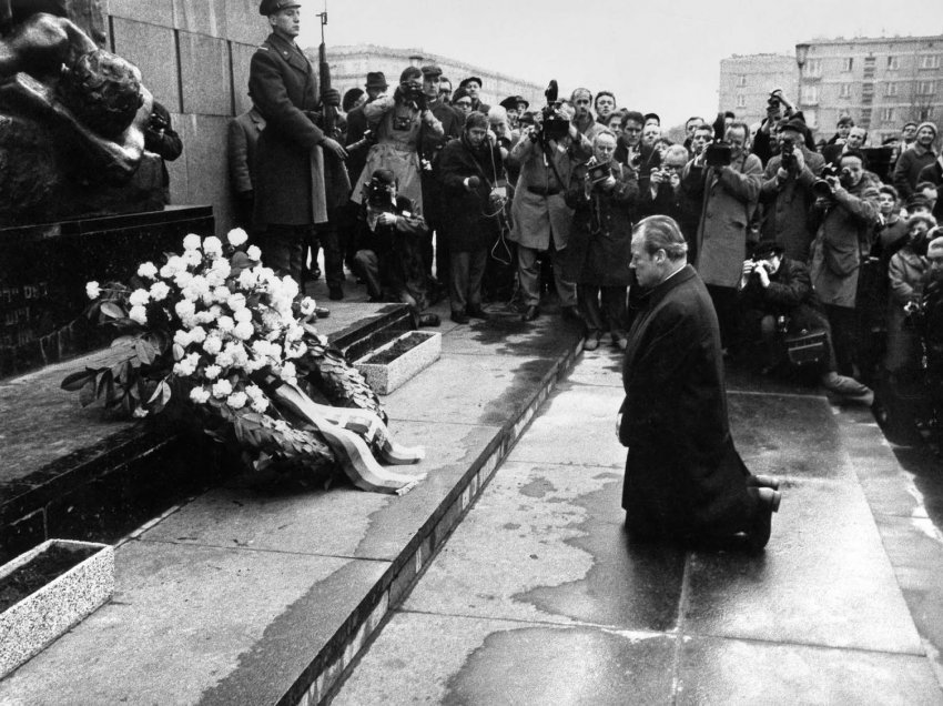7 Dhjetor 1970: Kancelari Willy Brandt u gjunjëzua para Monumentit të Heronjve të Getos në Varshavë