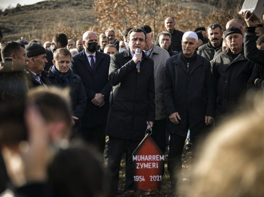 Kryeministri Albin Kurti merr pjesë në varrimin e babait të Enver Zymberit