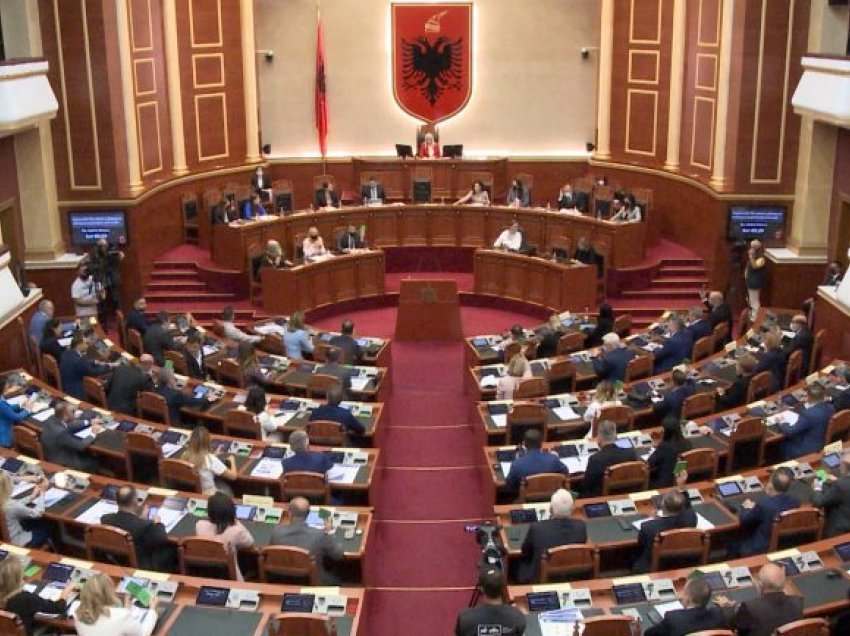 U nda nga jeta disa ditë më parë, Kuvendi i Shqipërisë mban 1 minutë heshtje për ish-senatorin Bob Dole