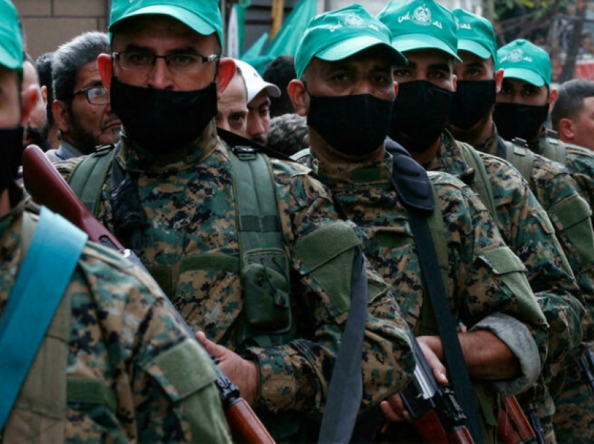 Hamasi thotë se tre anëtarë u qëlluan për vdekje në kampin palestinez në Liban