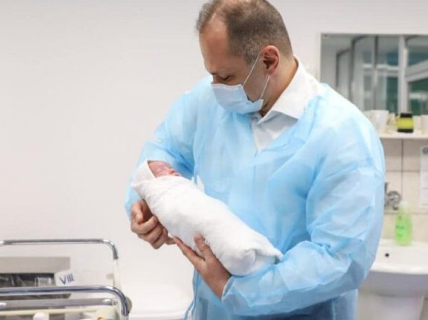 Lindi me 664 gram, foshnja lirohet nga spitali pas më shumë se dy muaj me mbi 2kg